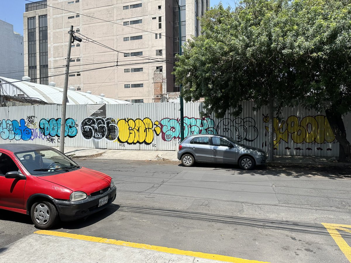 delp_vero's tweet photo. .@AlcaldiaMHmx Es la primera vez, en doce años viviendo en esta calle, que tenemos una autoridad tan ineficiente que permite que se grafiteen las paredes en nuestra calle.
Pésimo trabajo @mauriciotabe @MHcesac @SSPCMexico col granada @GustavoGarciaMH https://t.co/quC9Pq5eVX