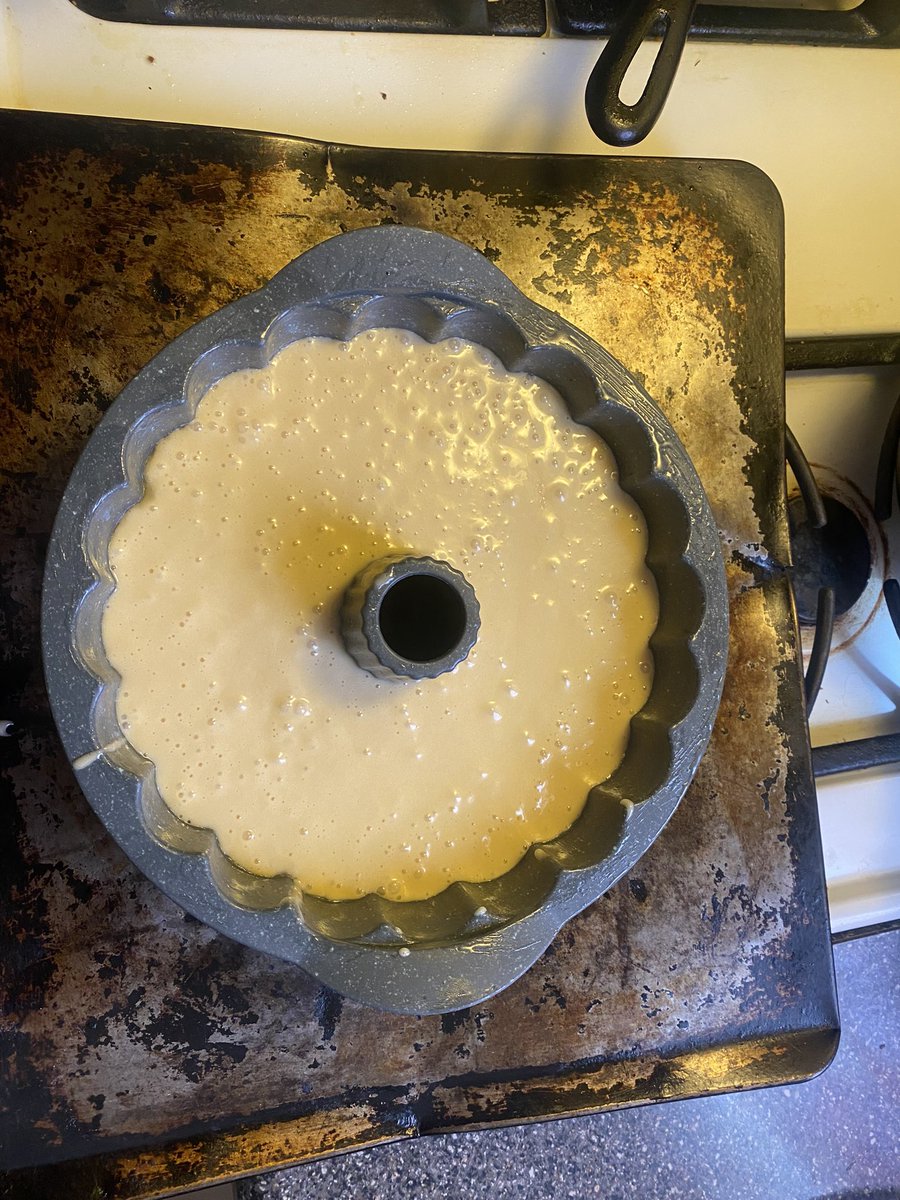 OnikaCarrine's tweet photo. I baked a cake today…hopefully my mom have a speedy recovery…also new baking pan 💥#novicebaker #phillybaking https://t.co/FeCop0buGz