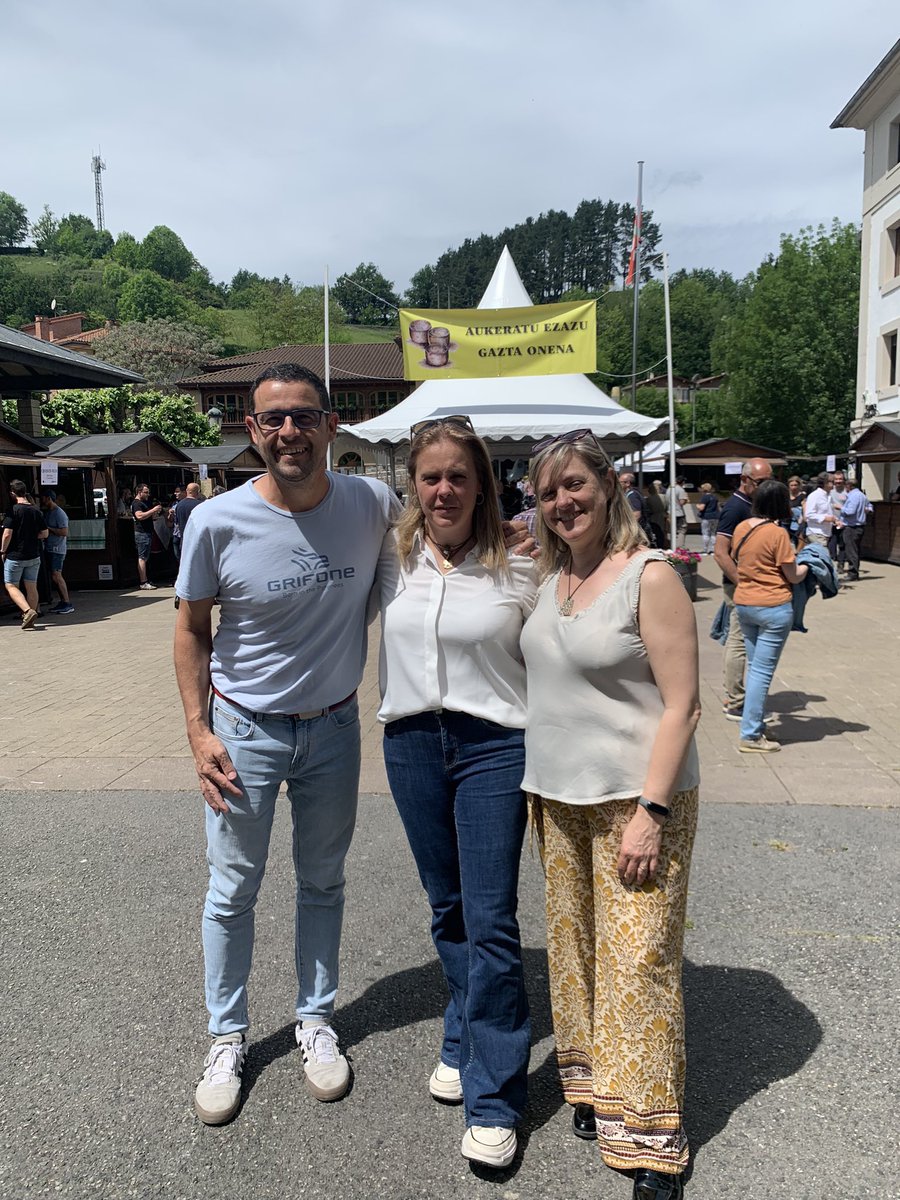 RadioSeu's tweet image. #EnImatges L’Ajuntament de #laSeu ha estat present un any més a la Gazta Azoka, la fira de #formatges d’Idiazabal. La capital de l’#AltUrgell hi ha estat representada per @mireiafontg, @CarmeEspuga i Joan Llobera. #Pirineu 📷 M. Font