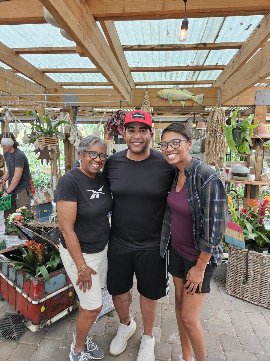 Comprando plantas para el jardin de mi mama, y ​​mira esta sorpresa!  <a href="/DONOMAR/">DON OMAR aka KONG</a> uno de nuestros favoritos! 🇵🇷💪🏾