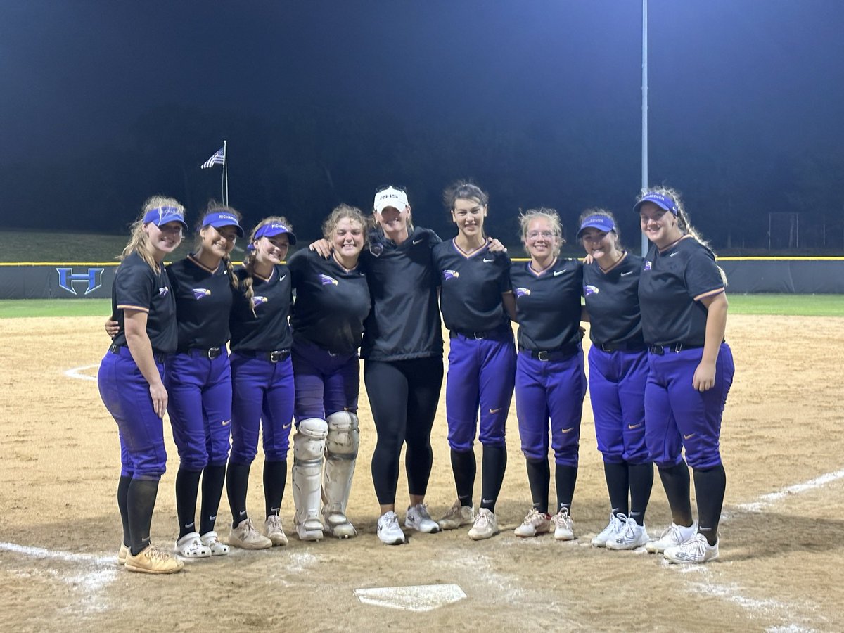 rhs_eagleSB's tweet photo. Team 26 forever!!
This group crashed through walls, pushed their limits and completely redefined our softball program. And it was the absolute time of our lives 💜
Thank you seniors. You will always be that class that built us 🦅
#LeaveALegacy https://t.co/mp2ci2cQsV
