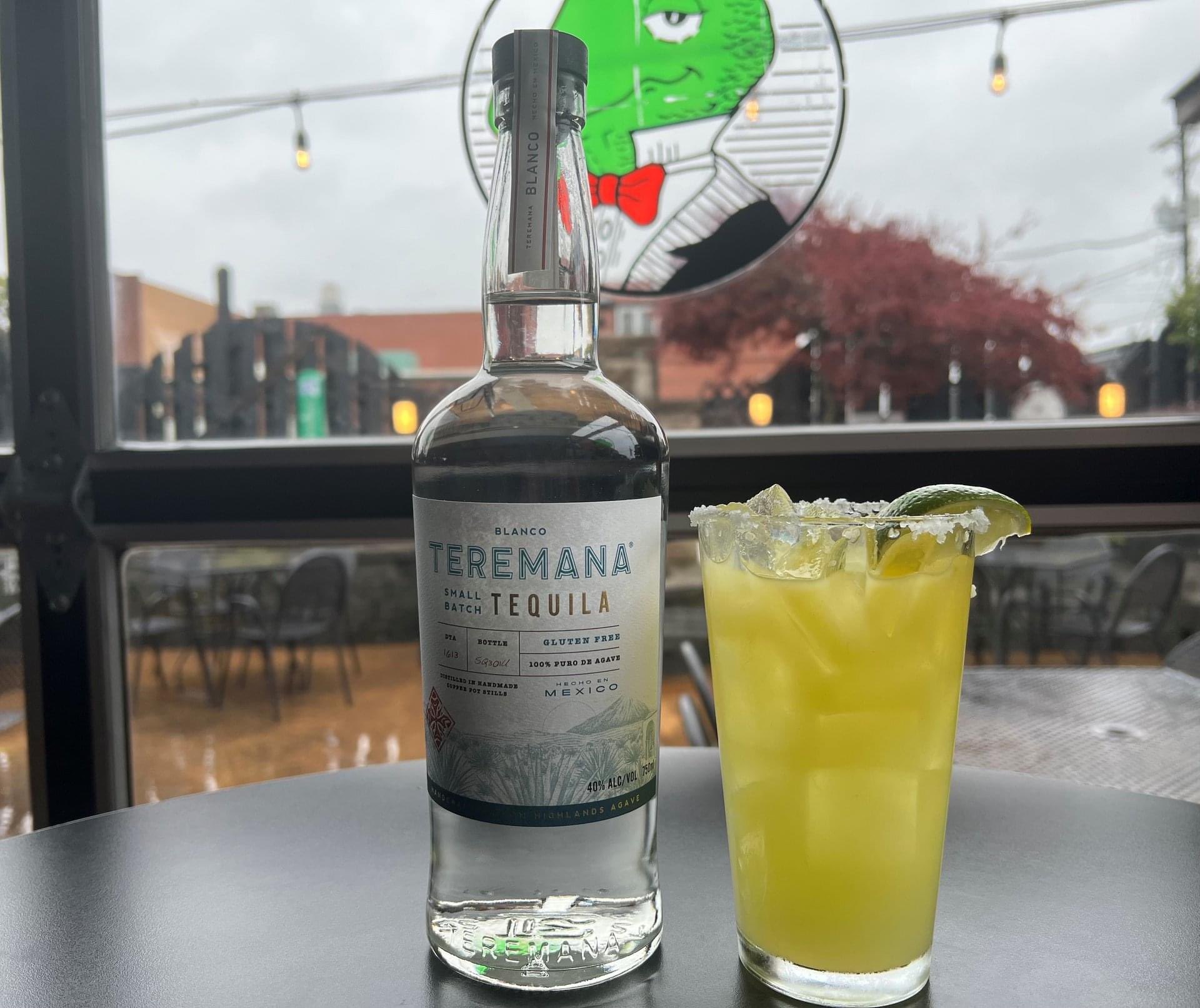 Winking Lizard on Twitter: "It’s #NationalBeverageDay! 🍻 🍹 🍷 No better