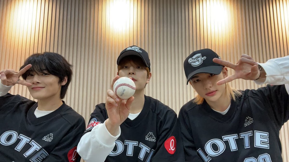 StrayKidsBrasil's tweet photo. 「 #TRAD • 06.05.23 」
A live que o Seungmin fez com o Hyunjin e I.N já está disponível para rever no YouTube. 

Confira algumas traduções da live abaixo 💓

↝ https://t.co/PfkmJn1NYL

@Stray_Kids #StrayKids #스트레이키즈 https://t.co/Djovq8bI4p