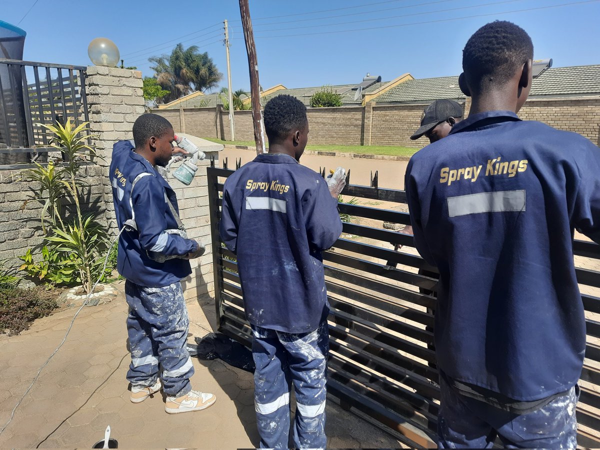 spraykingspvt's tweet image. Steel gates spray painted nicely with us contact us on WhatsApp or call

+263782263861/ 0774380059

#spraykingspvtltd 
#homeimprovementspecialist 
#comercialprojects #cabinetkings #spraykingsfixtub