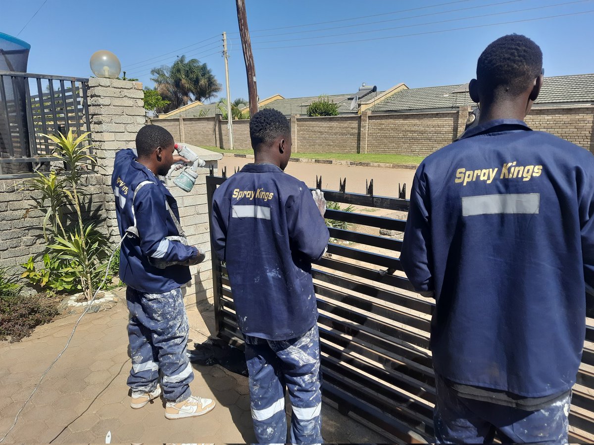 Epoxy_Zim's tweet image. Steel gates spray painted nicely with us contact us on WhatsApp or call

+263782263861/ 0774380059

#spraykingspvtltd 
#homeimprovementspecialist 
#comercialprojects #cabinetkings #spraykingsfixtub