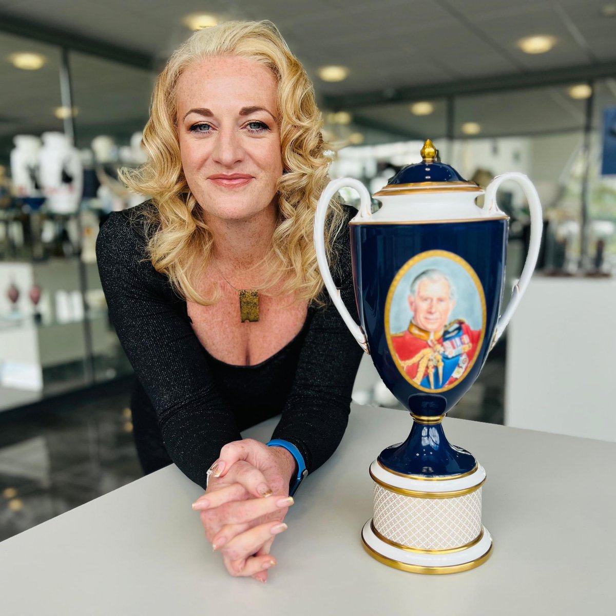 BIG #CORONATION WEEKEND ANNOUNCEMENT

Our MD, Hannah Ault has been announced as one of the new Deputy Lieutenants of #Staffordshire!

Pictured with <a href="/frenchjon2/">Jon French</a>’s stunning creation for the coronation to raise funds for <a href="/DougieMacStoke/">Dougie Mac</a>

#deputylieutenant #CoronationDay #ceramicsuk