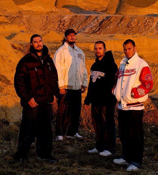 “La vida es fluir, como estos pensamientos que tratan de huir, de una mente acostumbrada a sufrir”. – Violadores Del Verso.