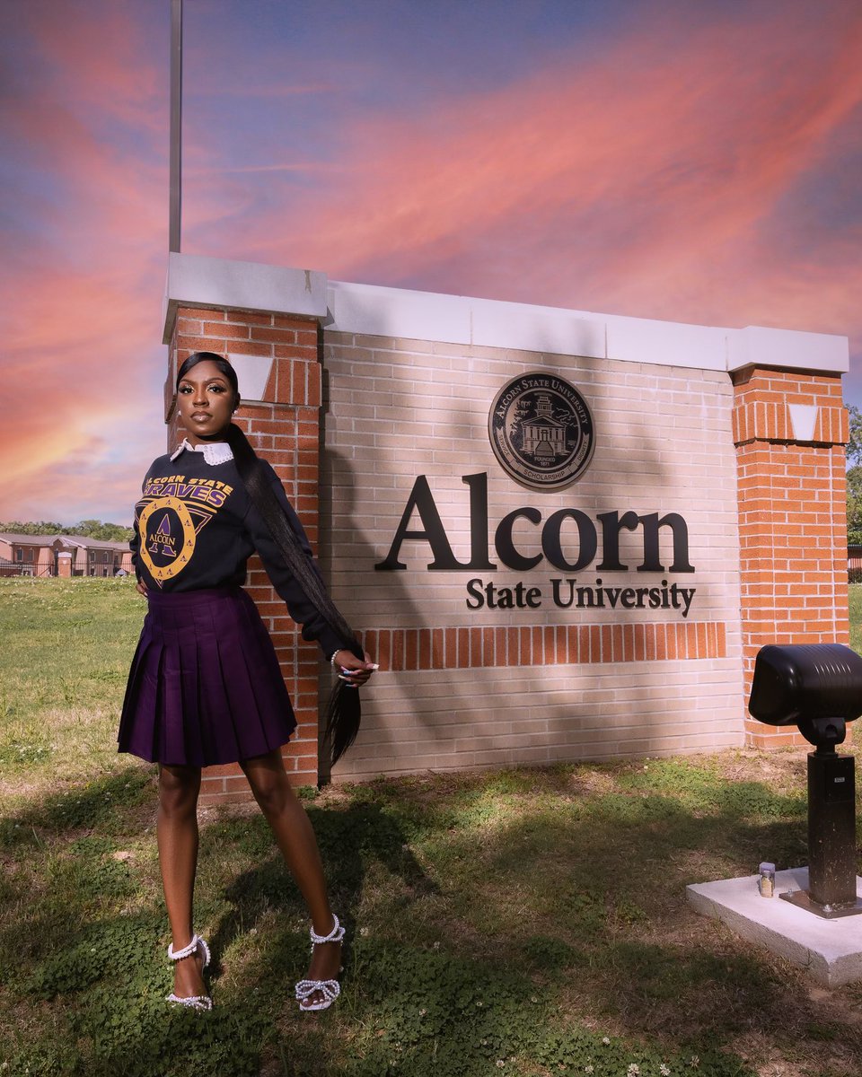 _aurianna's tweet photo. Issa Graduate🥰🥳👩🏾‍🎓
On May 13th at 9:00AM, I Will Be Graduating Undergrad From Alcorn State University💛💜
It’s Finally Over And I’m So Grateful For The Experience🙏🏾
LongLive’18🤞🏾
Lil Auri Signing Out✍🏾🫶🏾 https://t.co/0RR36vrvD3