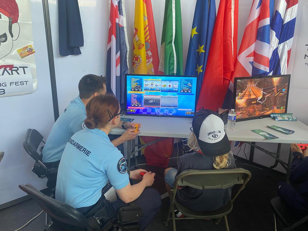 Gendarmerie_074's tweet photo. Et c’était une vraie dinguerie ! Merci @LuttiLutti_ et Merci à Natacha, Quentin et tous leurs camarades de la @Gendarmerie de #HauteSavoie qui vous attendent encore demain au @ThononGameFest !  

#ThePlaceToBe
#RépondrePrésent
#CyberPrevention 
#LutterContreLeCyberHarcelement https://t.co/v0KTHQyZfk