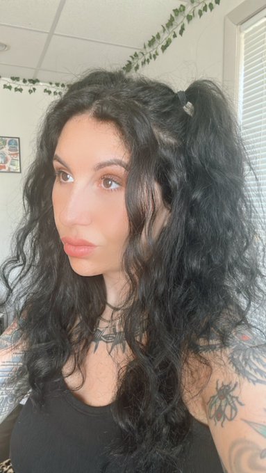 big hair, bigger ass🍑 https://t.co/GNobxgIaax