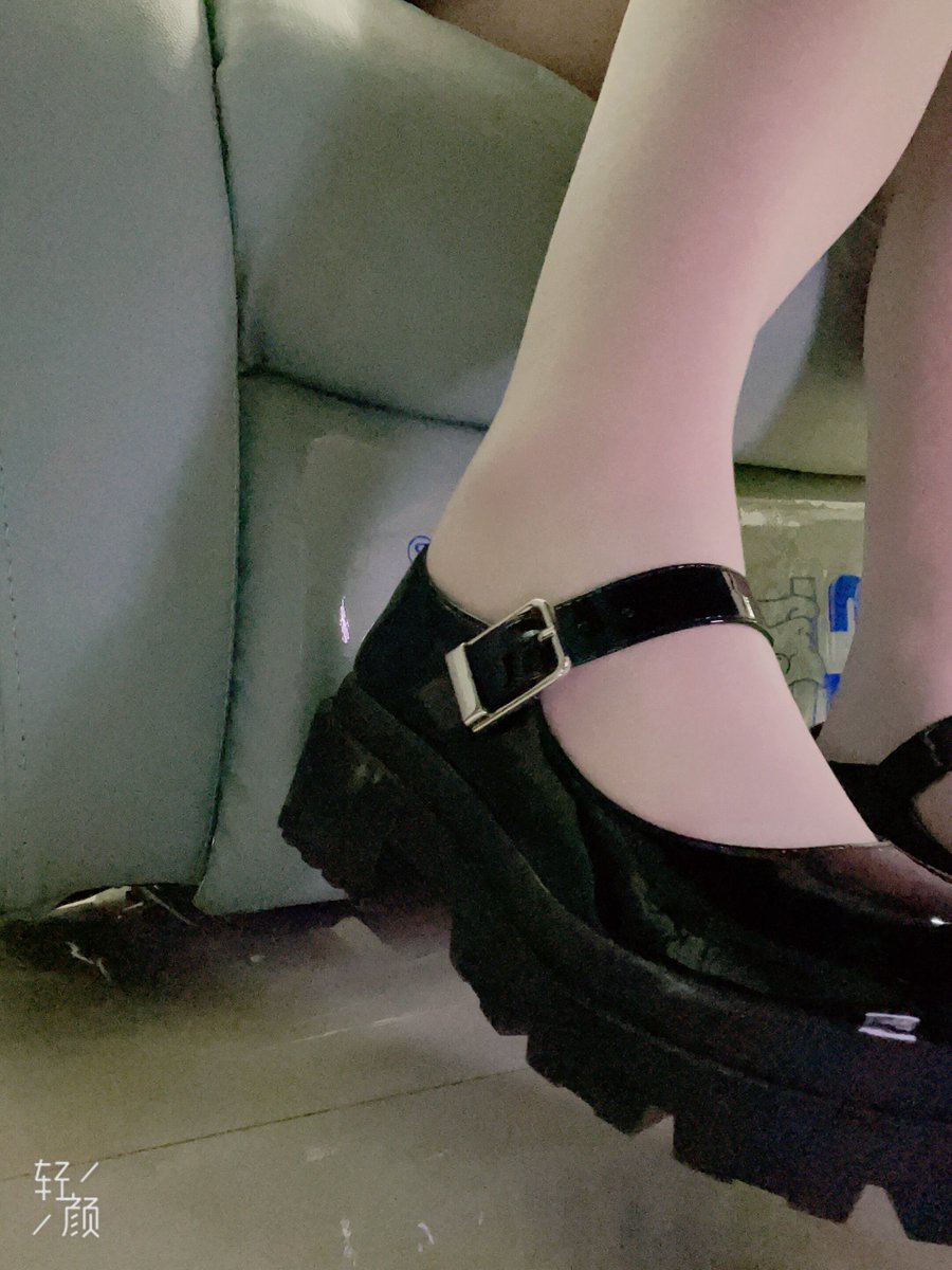 更新小皮鞋一张 有没有把自己下体锁了很久的狗？滚过来让我压榨你，锁着狗鸡巴快锁废了再被主人刺激，会不会爆体而亡啊？哈哈 最喜欢看男m痛苦的样子了。#报销奴 #榨金 #吐钱 #提款机 #贡奴 #舔脚 #男m #女性崇拜 #辱骂 #羞辱 #ATM奴 #无脑贡 #压榨奴 #吸金 #ATM打钱奴 https://t.co/aP8mjwNwQP