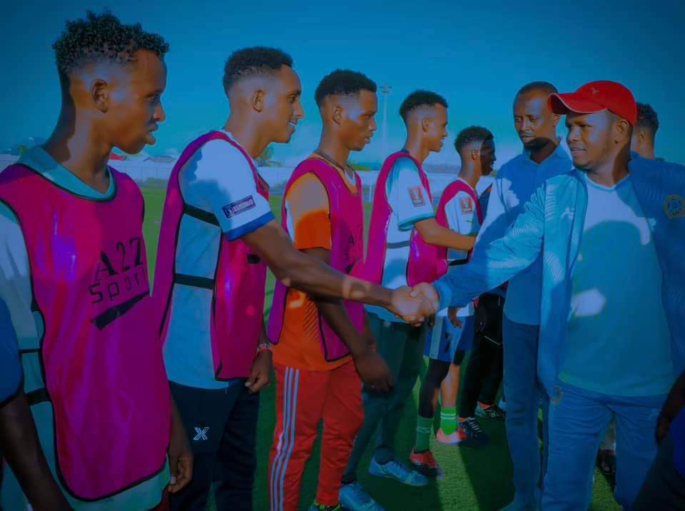 MOYSJSS's tweet photo. 1/2 𝐊𝐢𝐬𝐦𝐚𝐚𝐲𝐨, 𝟔, 𝐌𝐚𝐲, 𝟐𝟎𝟐𝟑: Wasiirka Wasaaradda Dhalinyarada iyo Ciyaaraha Dowlada Jubbaland, Mudane @AweysAlQarni2 ayaa galabta garoonka kubadda cagta #Waamo boqasho iyo dhiiro-galin ah ugu tagay xulka kubada cagta #Jubaland. https://t.co/TEc6qBI21v