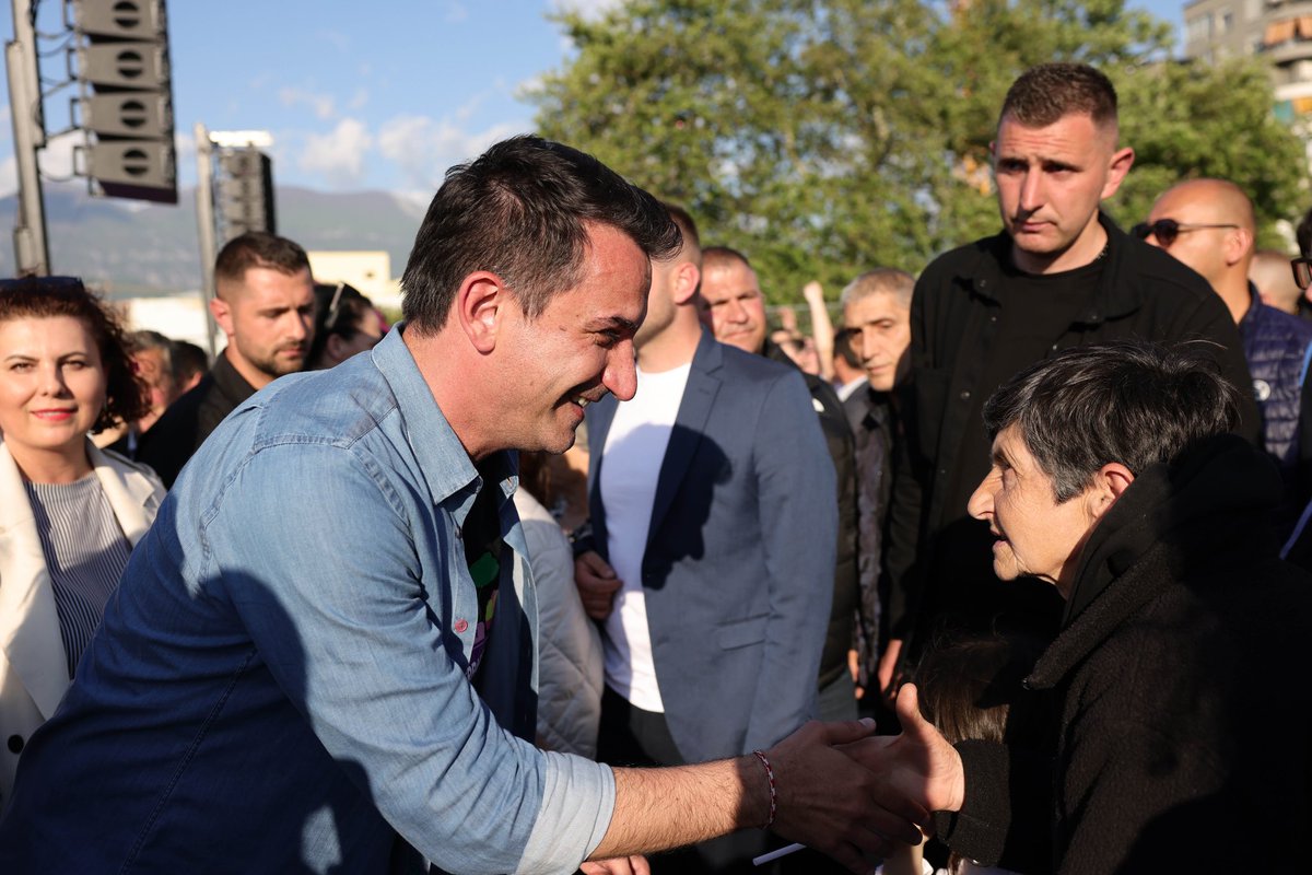 Me Mimin, Ogertën dhe Blerinën në takimin e madh me banorët e Njësive 4, 8 dhe 9 ❤️, plot entuziazëm për Tiranën që ecën vetëm përpara, për punë të mira e projekte transformuese. 👍🏻