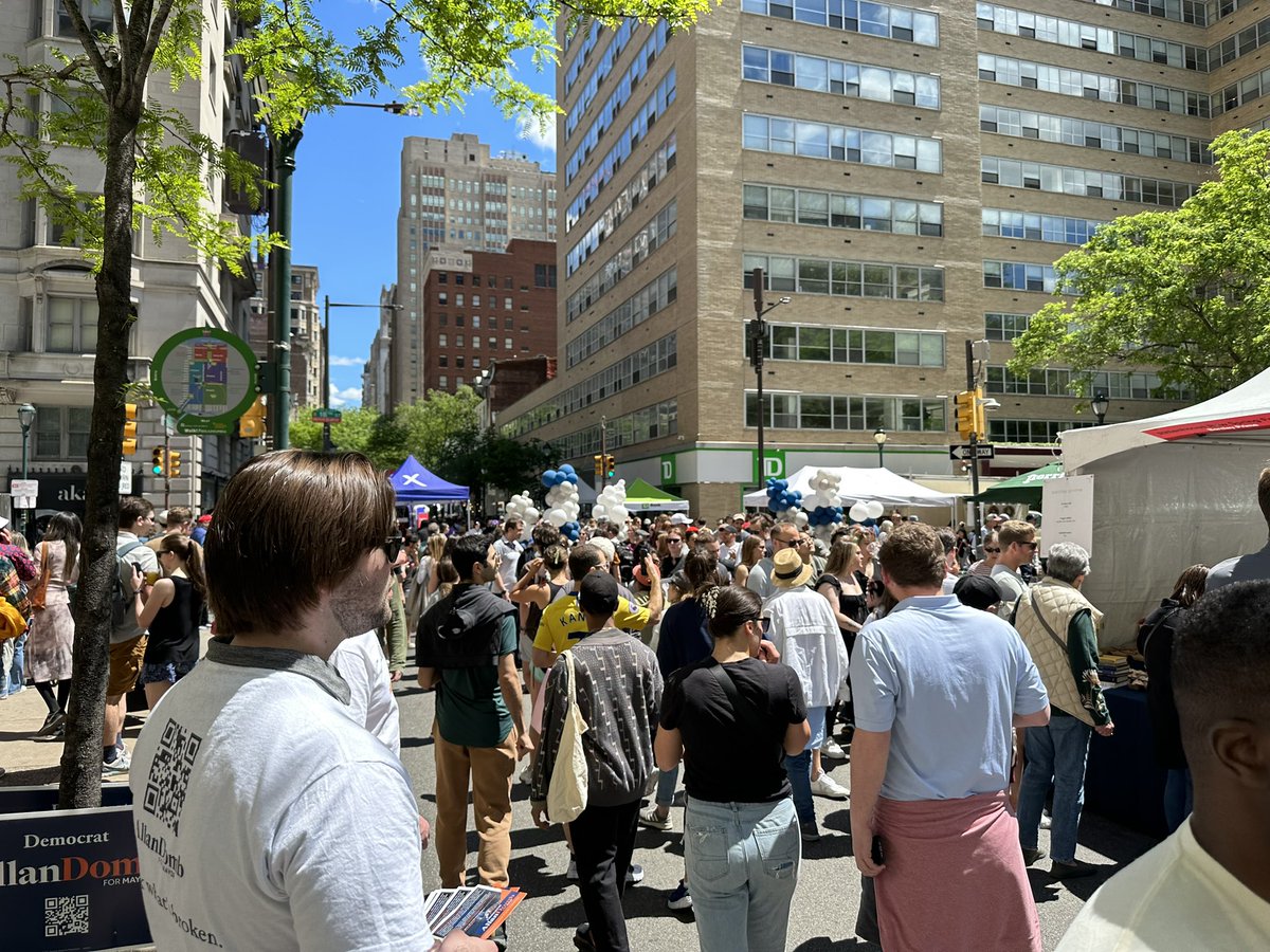 ThatNewsJawn's tweet photo. #rittenhousesquare #rittenhouserow #rittenhouserowspringfestival #springfestival https://t.co/XaRONy8E3S