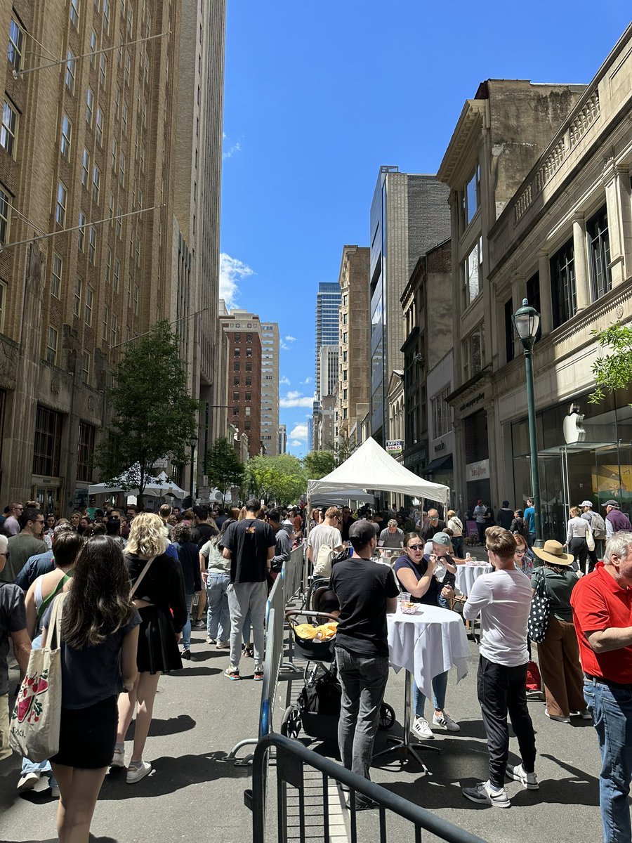 ThatNewsJawn's tweet photo. #rittenhousesquare #rittenhouserow #rittenhouserowspringfestival #springfestival https://t.co/XaRONy8E3S