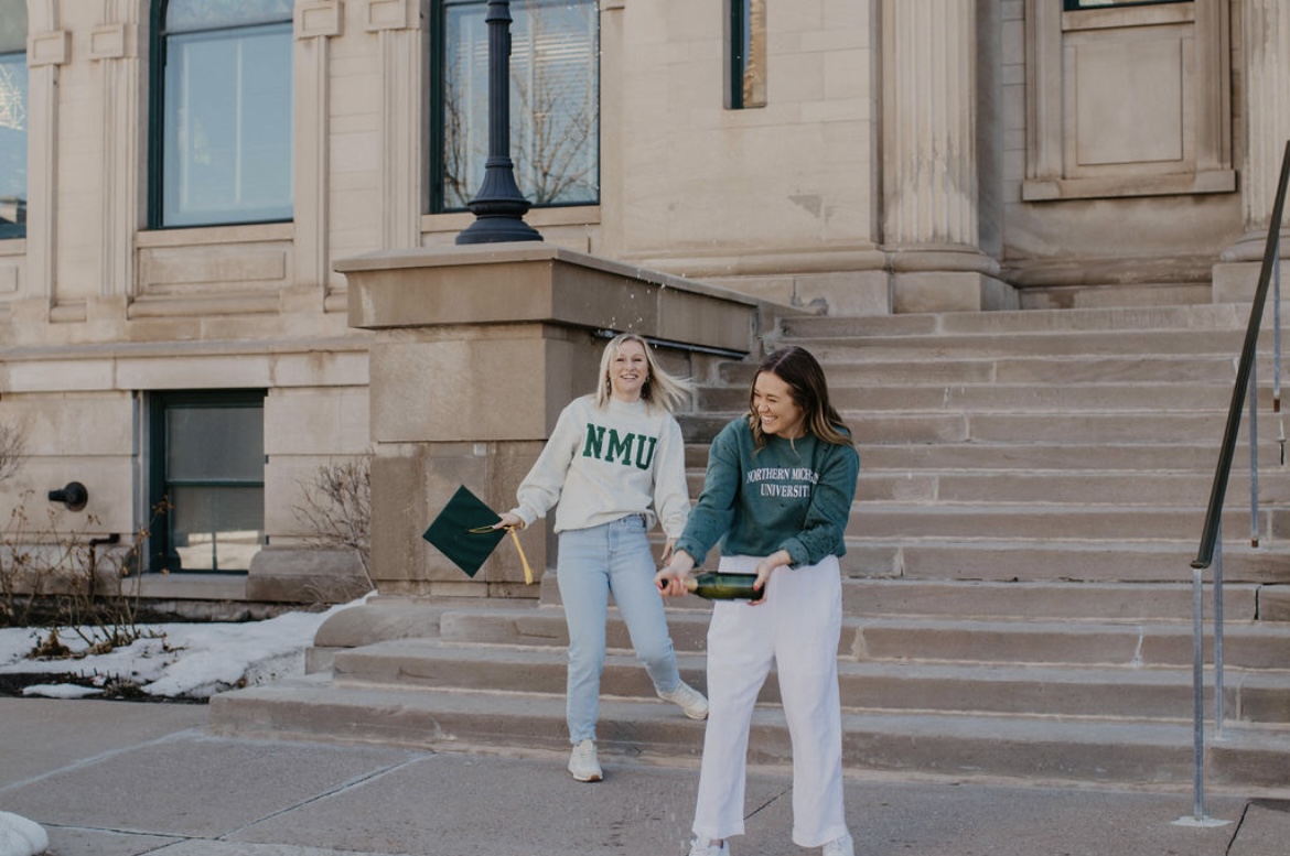 nmualumni's tweet photo. Time to celebrate! 🎓 🎉 #NMUgraduation #alwaysNMU #shareNMU #NMUalumni

📷: @farley.photo &amp; @maddienylund on Instagram https://t.co/9NGOhlN5Wm