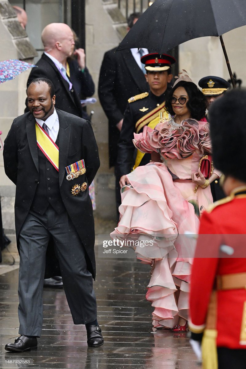African royals at the #coronation of King Charles III 🧵 

🇸🇿 His Majesty King Mswati III and Inkhosikati LaMbikiza of Eswatini (formerly Swaziland)