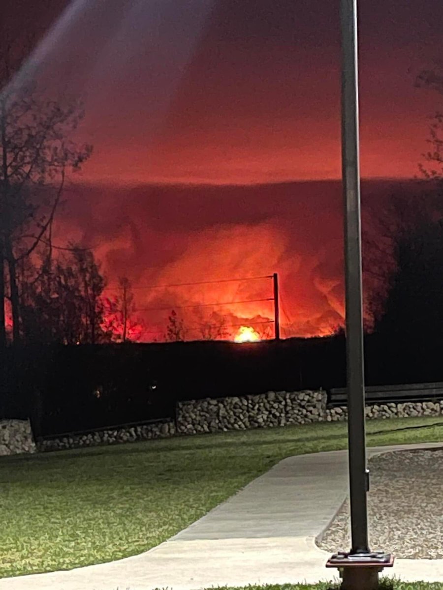 FalonEcho's tweet photo. Please keep my family in your thoughts right now. As some people may know, Northern Alberta is being ravaged by wild fires. My family was forced out of our home this morning on immediate evacuation and our town is at high risk of burning down 😢 #AlbertaWildfires https://t.co/SvcLujUVuX