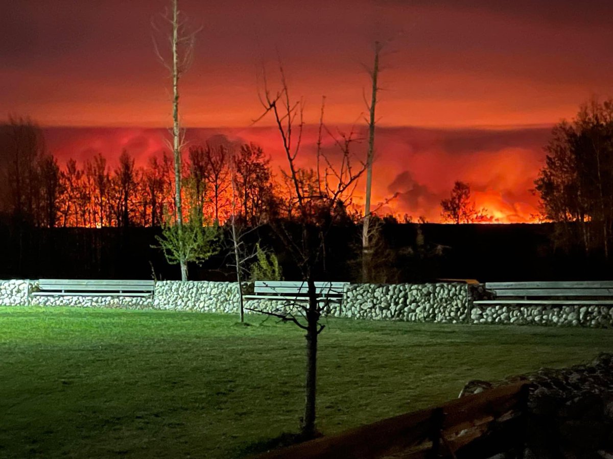 FalonEcho's tweet photo. Please keep my family in your thoughts right now. As some people may know, Northern Alberta is being ravaged by wild fires. My family was forced out of our home this morning on immediate evacuation and our town is at high risk of burning down 😢 #AlbertaWildfires https://t.co/SvcLujUVuX