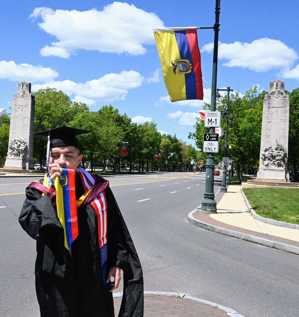 Hoy me graduó de Master en USA primera generación universitaria en mi familia. Mi madre humilde modista en 2008 <a href="/MashiRafael/">Rafael Correa</a> hizo la educación gratuita... Infinitas gracias 🎓🎓🎓 compartan para que llegue al #Mashi <a href="/AlexisMatuteEC/">Alexis Matute 🇪🇨</a> <a href="/MoniPalaciosZ/">Mónica Palacios</a> <a href="/AlmaMiaEcu/">Alma Mía La Única</a> <a href="/AP_Kost/">Kost</a> <a href="/ecuarauz/">Andrés Arauz</a>