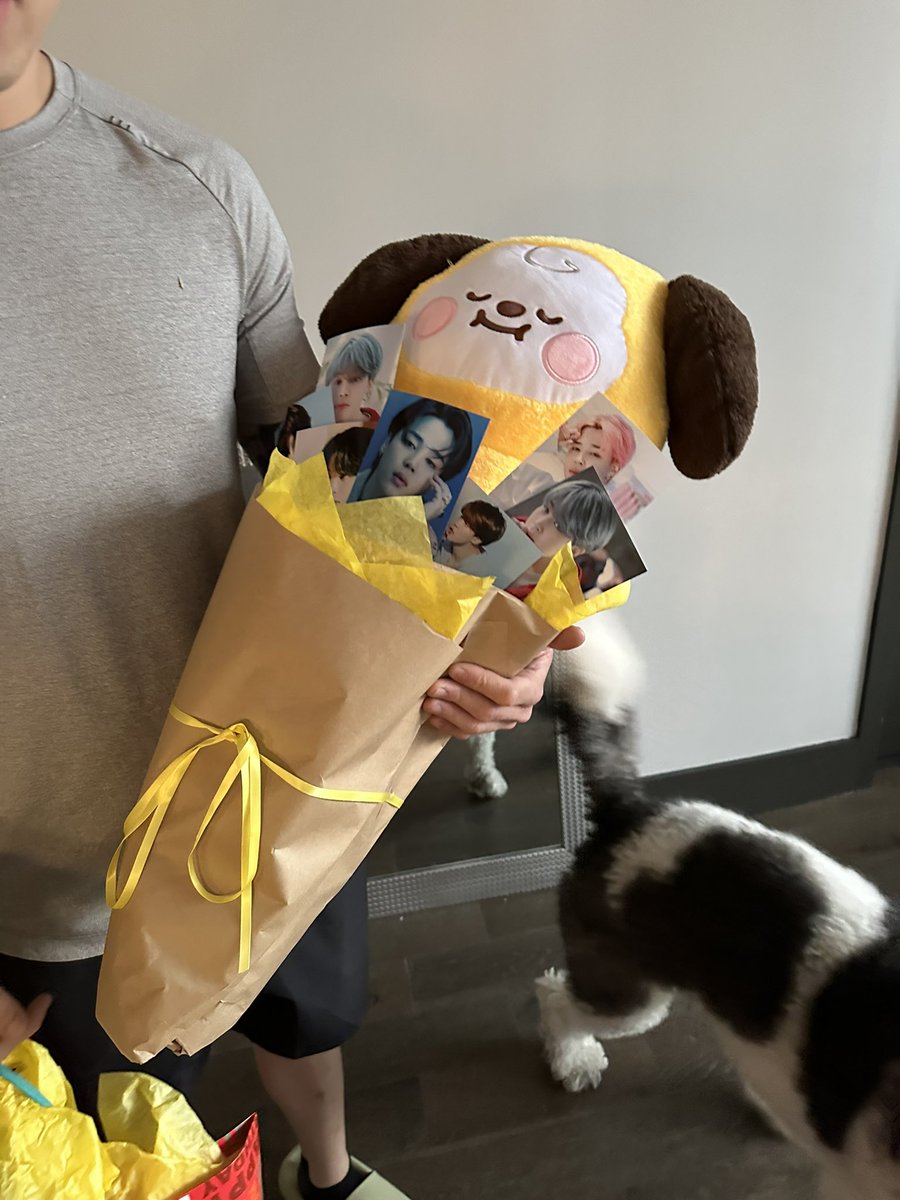 jujuthv's tweet photo. Not him getting me dior bc jimins a dior ambassador too 😭😭😭 https://t.co/iu5rXVvXWf