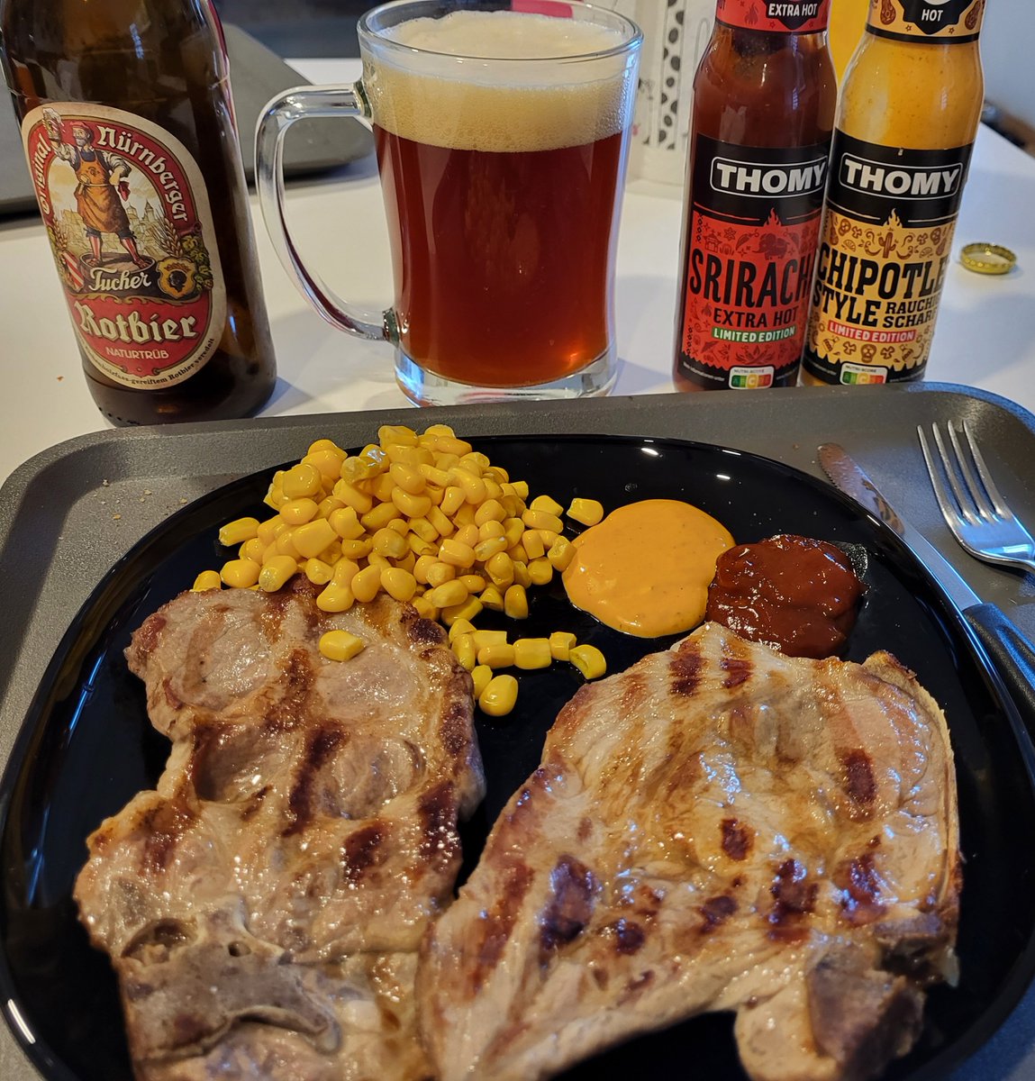 BlackBeard_Ale's tweet photo. Cenetta semplice ma appetitosa...
Mais, salsine piccanti (ma non abbastanza, avrei preferito di più)
Bistecche di maiale alla piastra.
Ed un'ottina #Birra #Tucher #Rotbier https://t.co/91GmCmnc9z