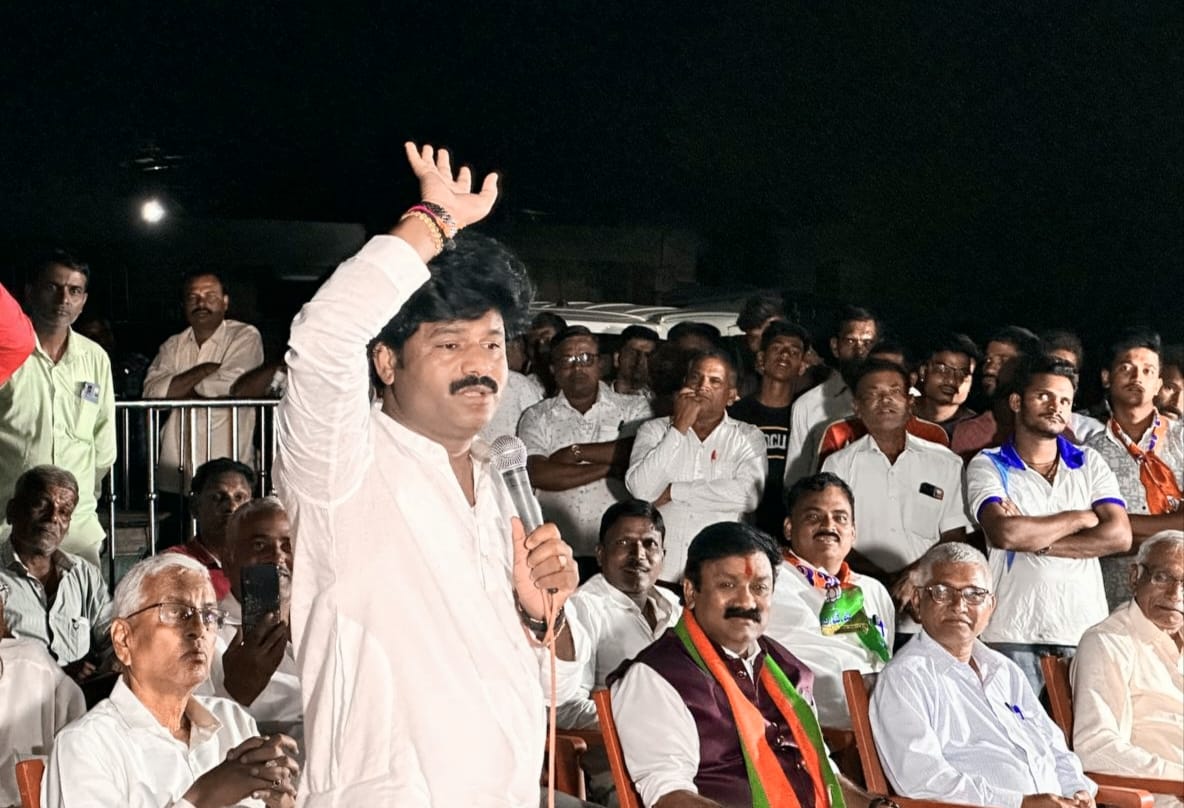 GopichandP_MLA's tweet image. बापूसो कट्टीकली, निरंजन कमते, म्हाळू हेगडे, रावसाहेब कराळे, बाळासो कदम, संजय आवटे तसेच सर्व मान्यवर, पदाधिकारी व मतदार बंधू-भगिनी उपस्थित होते.
@BJP4India @BJP4Karnataka
@ShashikalaJolle
#GopichandPadalkar
#Nipani #Karnataka
#KarnatakaAssemblyElection2023
