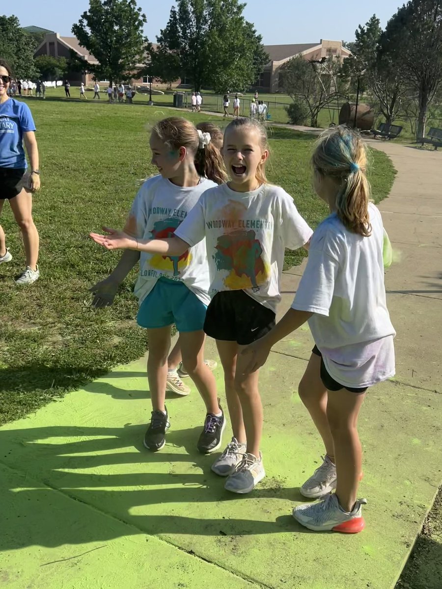 What a fun <a href="/WoodwayElem/">Woodway Elementary</a> Colorful Run! 🩷❤️🧡💛💚💙🩵💜