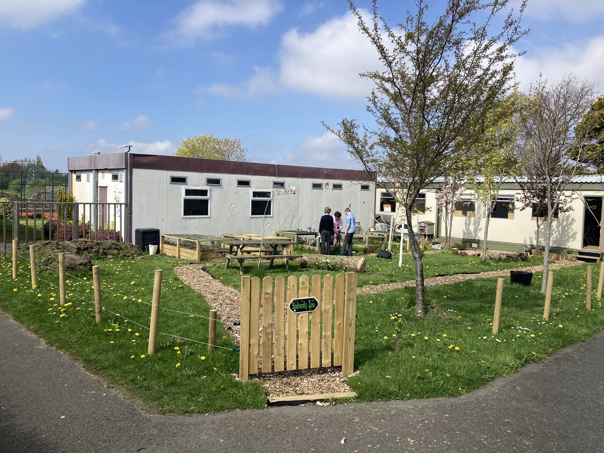 @IrishSchSusty @NAPD_IE @IPPN_Education @INTOnews @ROConnor42 @simonmlewis @theclimatealarm @CentreTeachers @NormaOBrien25 @athloneec @eckilkenny @DrumcondraESC Creating our outdoor classroom and learn & grow garden with students leading the project and doing all the hard work 💪