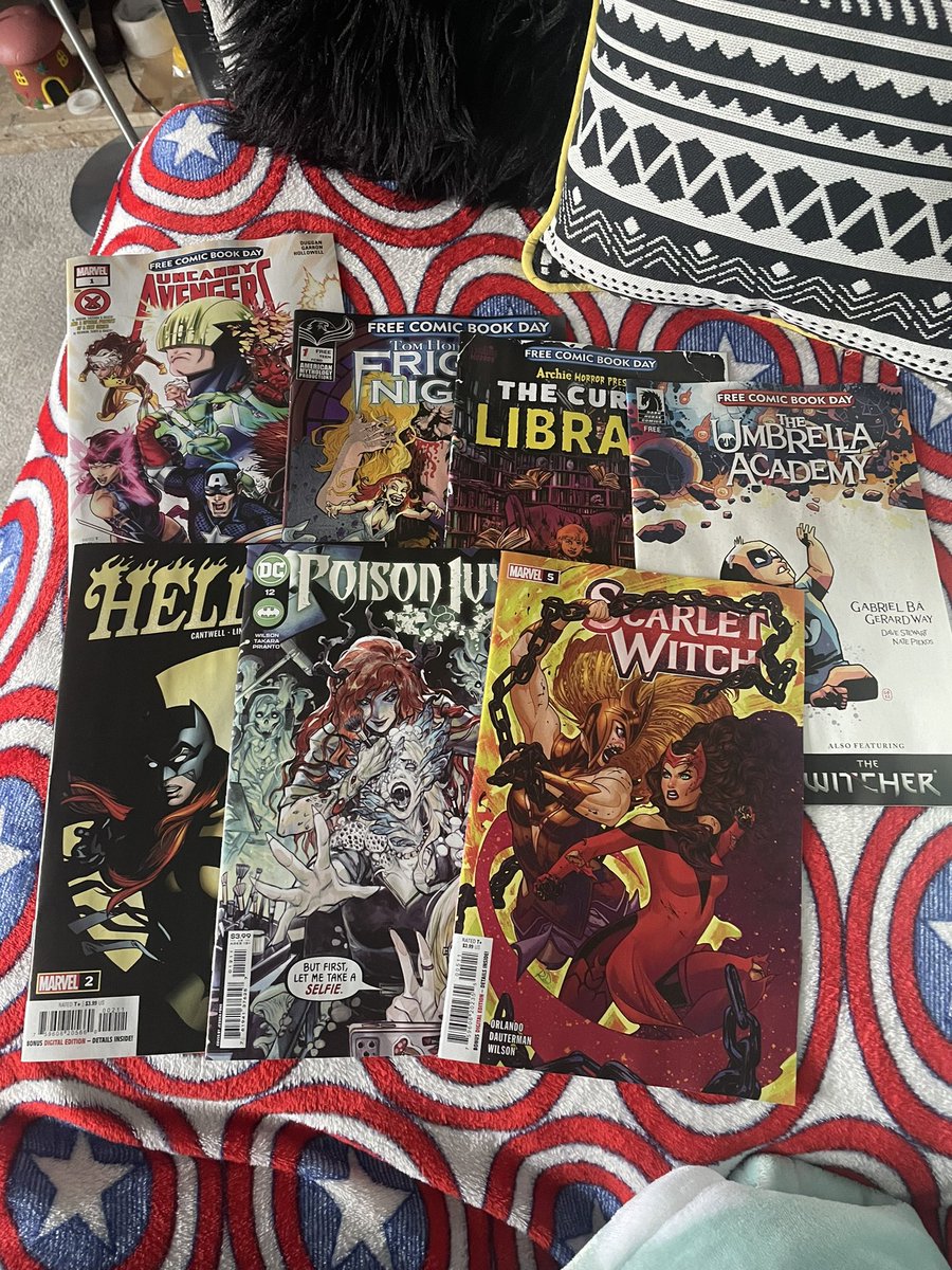 FranPan's tweet photo. Thanks for the rad free comic book day pick ups, and for my usuals, @PiranhaComics https://t.co/8pm7x3Wjj0
