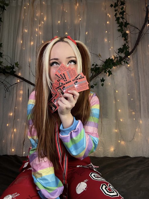 I&rsquo;ll be on twitch in about an hour 💕  https://t.co/yY8e3P1szO https://t.co/7DjQ7GWc73