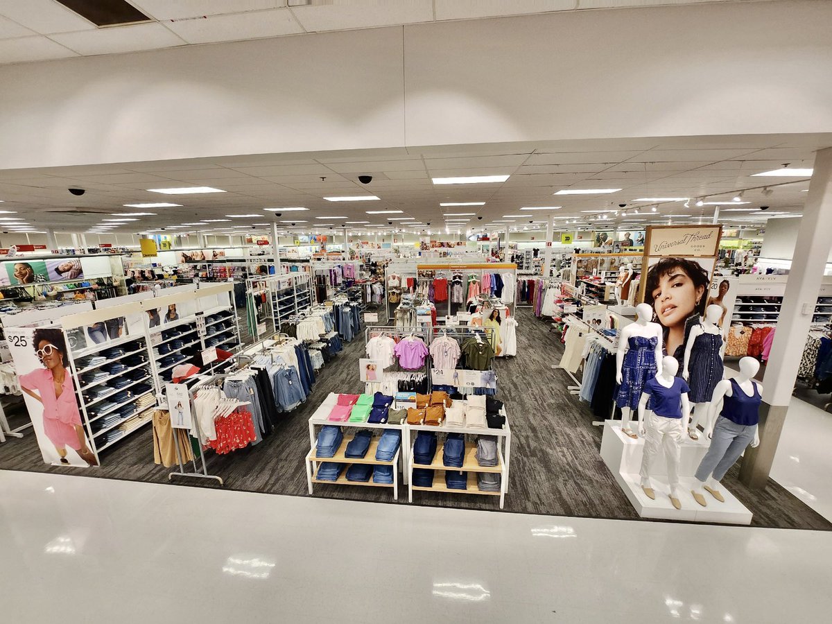 Specialty0927's tweet photo. Shoutout to my style team and VM this week! Showing off their passion for #VisualStandards I couldn’t be more proud of all of their hard work! #ProudETL #Motivated #Engaged #Team #Style @AmandaSully01 https://t.co/oyHNWujBwP