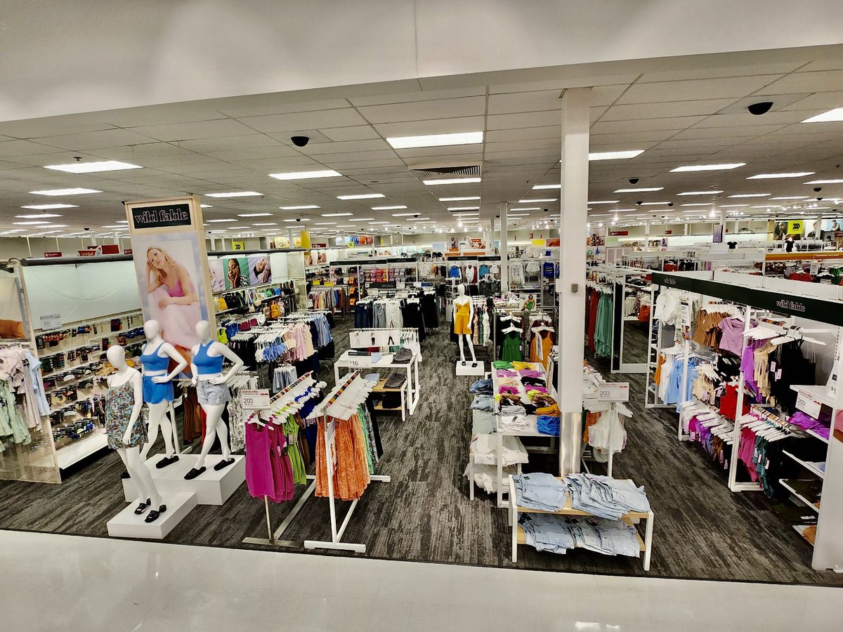 Specialty0927's tweet photo. Shoutout to my style team and VM this week! Showing off their passion for #VisualStandards I couldn’t be more proud of all of their hard work! #ProudETL #Motivated #Engaged #Team #Style @AmandaSully01 https://t.co/oyHNWujBwP