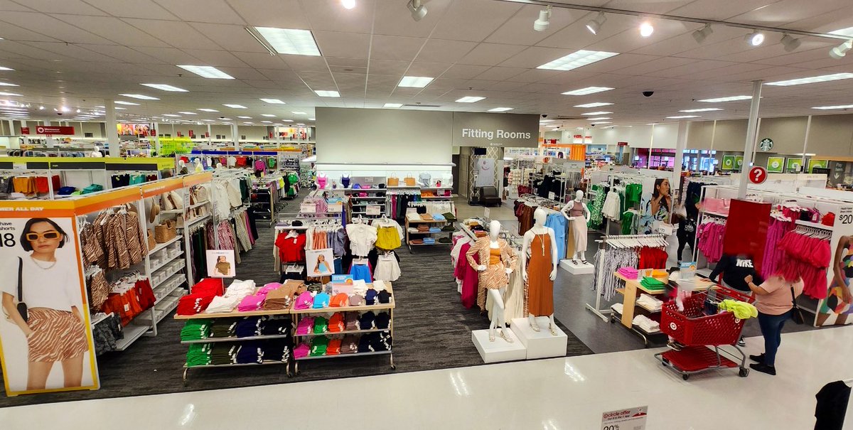 Specialty0927's tweet photo. Shoutout to my style team and VM this week! Showing off their passion for #VisualStandards I couldn’t be more proud of all of their hard work! #ProudETL #Motivated #Engaged #Team #Style @AmandaSully01 https://t.co/oyHNWujBwP