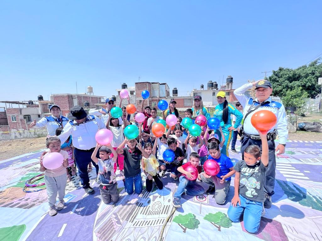Seguridad_Leon's tweet photo. Participamos en #MiBarrioHabla en la colonia #Vibar con actividades y proximidad con las y los ciudadanos. AcƩrcate, escuchamos tus reportes e inquietudes, acordamos trabajo conjunto para #VivirMejor y #VivirTranquilo. https://t.co/bVLPnETppo