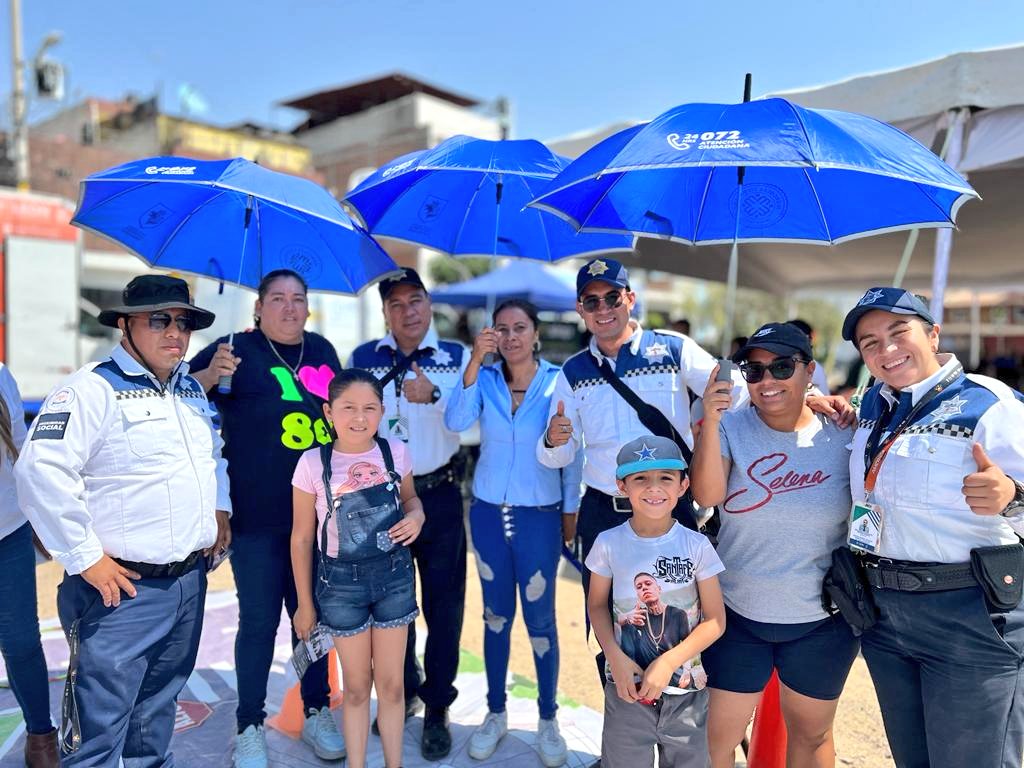 Seguridad_Leon's tweet photo. Participamos en #MiBarrioHabla en la colonia #Vibar con actividades y proximidad con las y los ciudadanos. AcƩrcate, escuchamos tus reportes e inquietudes, acordamos trabajo conjunto para #VivirMejor y #VivirTranquilo. https://t.co/bVLPnETppo
