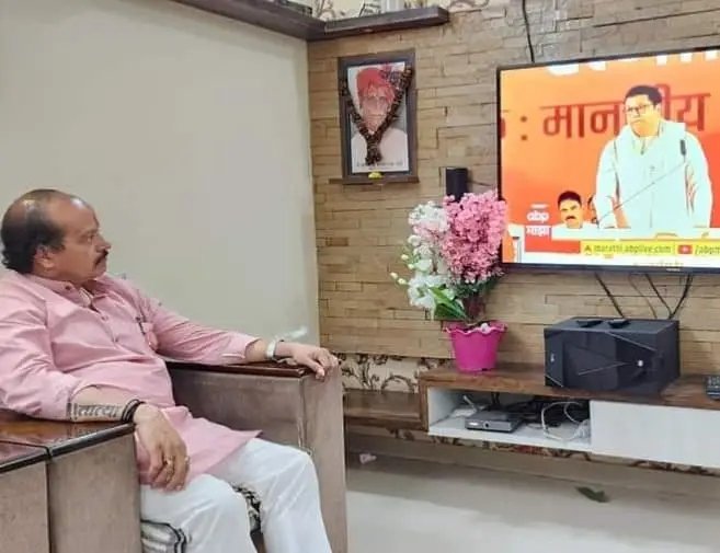 vasantmore88's tweet photo. माझ्या सख्या भाचीचे उद्या लग्न असल्यामुळे मला रत्नागिरीच्या सभेला जाता आले नाही,
पण मी संपूर्ण सभा आज बहिणीच्या घरी बसूनच पाहिली,
खुप छान मुद्दे घेतले साहेबांनी आज...
#RajThackeray https://t.co/OfUMUSg2rp