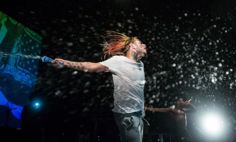 Tekashi 69 has dropped nothing but Spanish-speaking music since the beginning of the year. Today, 6ix9ine returned to the music scene with another Latin-inspired banger: “Y Ahora” with Grupo Firme. Read more: bit.ly/416jo0U #tekashi69 #spanishmusic #newmusic