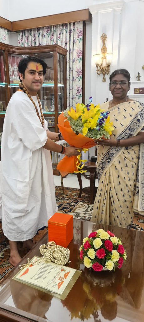 bageshwardham's tweet photo. 8 मार्च 2024 महाशिवरात्रि के पावन अवसर पर आगामी ‘’पंचम कन्या विवाह महोत्सव’’ के आमंत्रण हेतु पूज्य बागेश्वर धाम सरकार आज भारत की प्रथम नागरिक और राष्ट्रपति महामहिम द्रौपदी मुर्मू जी से मिलने राष्ट्रपति भवन पहुँचे… https://t.co/KwEXg1QxU4