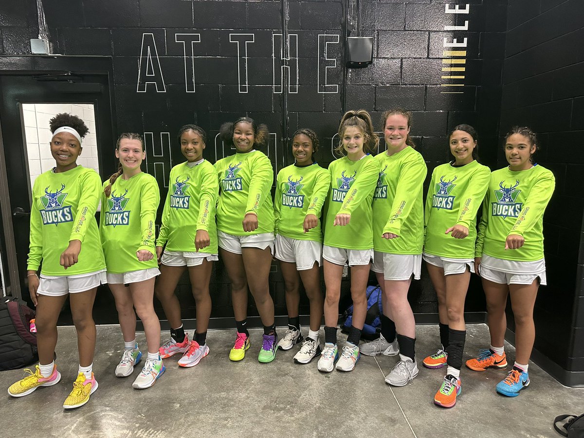 angelia_a1's tweet photo. S/O to my love, Avery Woodson, for sponsoring my team’s shooting shirts 💙💚 #GrindHouseLLC 

1-0 so far🔥🦌💙

Shirts made by: GW Graphics🤩 https://t.co/GofR3zEKni