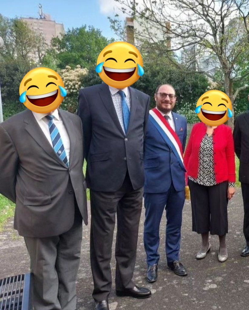 laroulotte49's tweet image. Le #maintien on oublie il n&apos;en a point..
Engoncé dans un costume trop étroit il a plus l&apos;air d&apos;un #plouc que d&apos;un #député
Le 🦨#blaireau🦨et le bon goût ça fait 2 🤭😂
#Renaissance 
#circo4905 
#Cholet