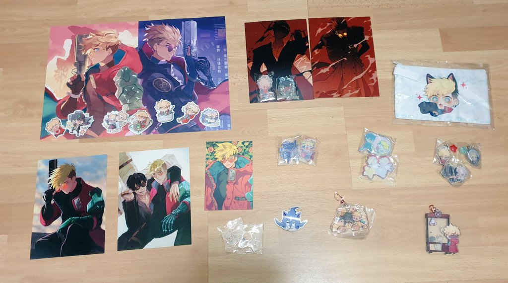 Top> Bottom, Left > Right
[G-39/40?] @/prinzcake 
[F-27] @/viol_vrt
[H-45] Pouch + vw print:@/Shinner_CXI
[F-32] @/HimekoHarem
[F-10] A6 + ww/livio/nai/vash keychains: @/misu_025
[F-25] @/chitchatchiou
[F-26] @/rollround
[I-25] Mini standee: @/missing24seven
(cont. 1/2)