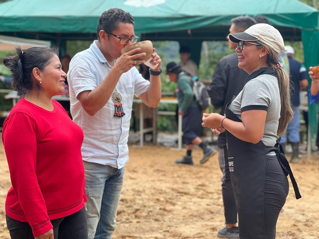 DiegoEsparza_17's tweet photo. “Festival de la Chonta”, Timbara.  🙋‍♂️🌱🍒

Un privilegio haber asistido a la Primera Edición del “Festival de la Chonta” en el barrio Las Chontas de la parroquia #Timbara, cantón Zamora. https://t.co/tVMrxvtMpN