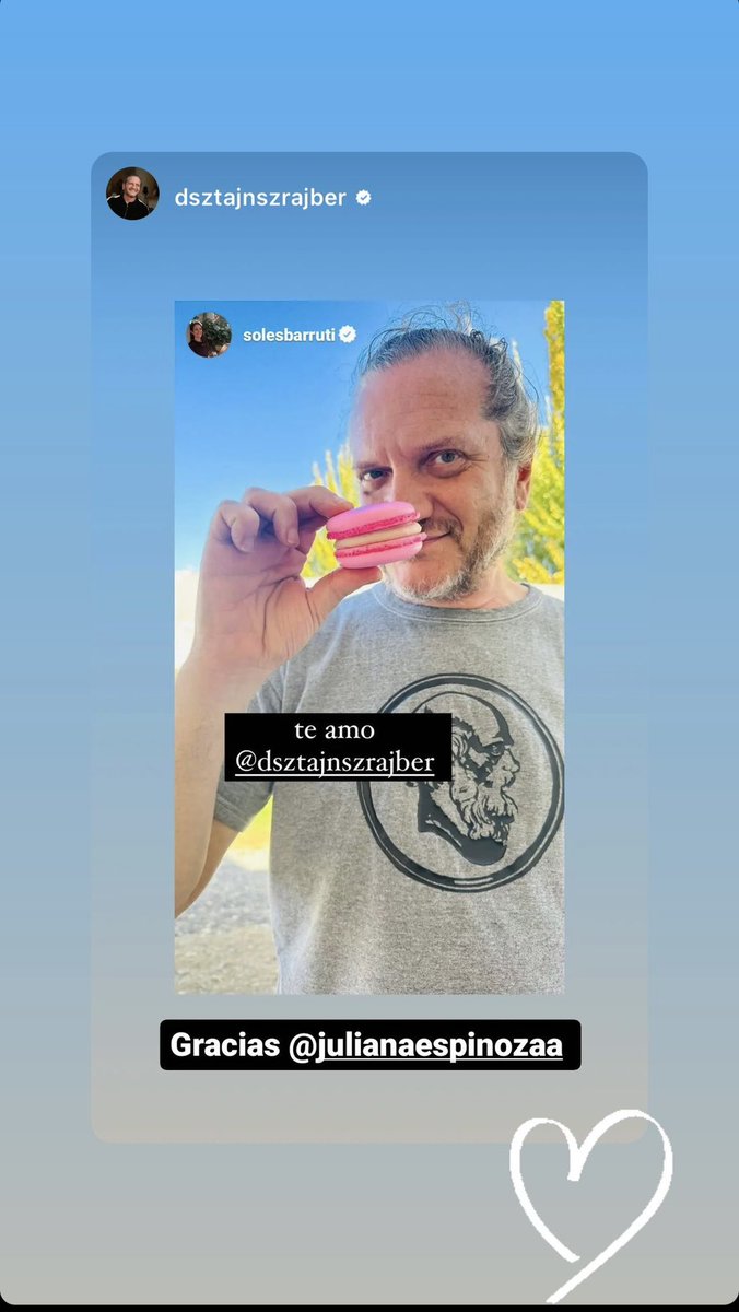 Dario comiendo un macaron mío y etiquetándome 🫶