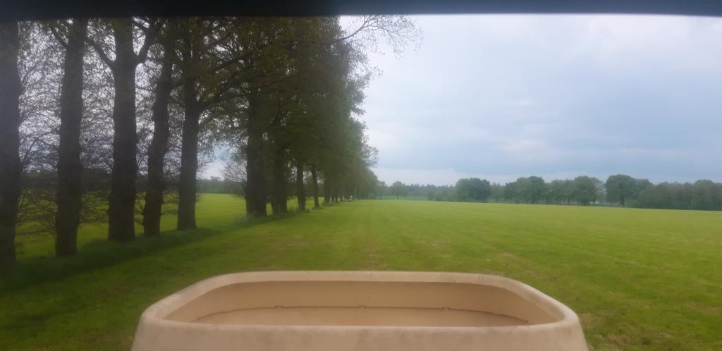 Stikstof bestendige eiken. 
Al vele tientallen jaren tot aan de stam bemest met zowel rundveedrijfmest als kunstmest. Jaartotaal 350 kg N per ha. En ze staan er prima bij. 
Maar van 15-20 kg N/ha/jr depositie zouden ze omvallen. Volgens de deskundigen dan hè. Wie is er nou gek?