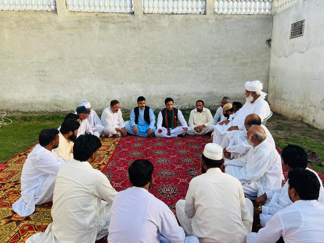 BaghoorOfficial's tweet photo. کور کمیٹی الیکشن کمپین #PP84 کے ذمہ داران اور رہنماؤں کا پاکستان ہاؤس پر مشاورتی اجلاس ہوا جس میں کور کمیٹی کے ممبران نے اب تک جاری الیکشن مہم پر اپنی آراء دی اور مستقبل کے لائحہ عمل کو ترتیب دیا۔
انشاءاللہ اس بار ہر طرف بلا چلے گا۔ 
#آئین_بچاؤ_ملک_بچاؤ https://t.co/qkk0X2kA3B