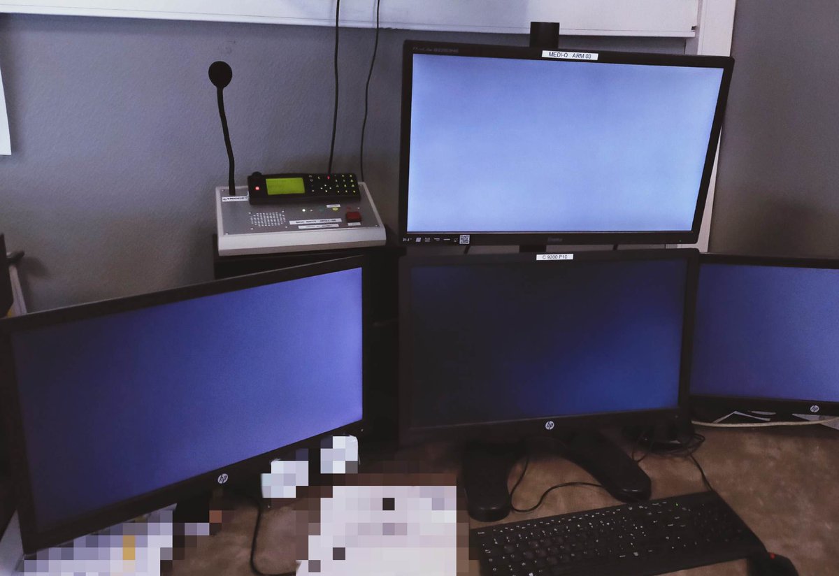 ADRASEC08's tweet photo. Au sein du #CRRA15 du #SAMU08 installation du deuxième prototype de base VHF de notre partenaire #triodeelectronics, assurant la supervision et l'exploitation du réseau de résilience #ORSEC. https://t.co/dPMVFRa7Sk