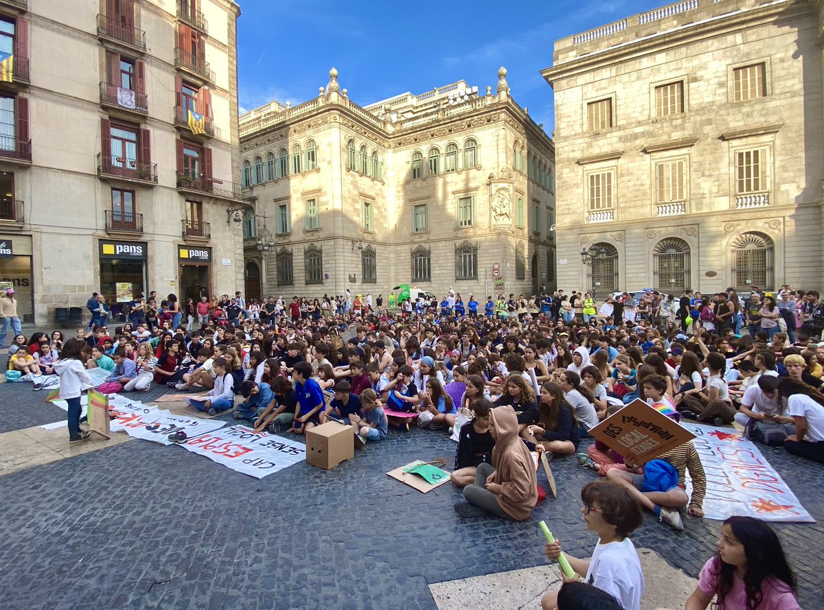 #Deslocalitzades | Avui esplais i caus ens hem manifestat per tal que els esplais i agrupaments d’aquest país tinguin un local digne on dur a terme la seva activitat 🏚️

(1/4)