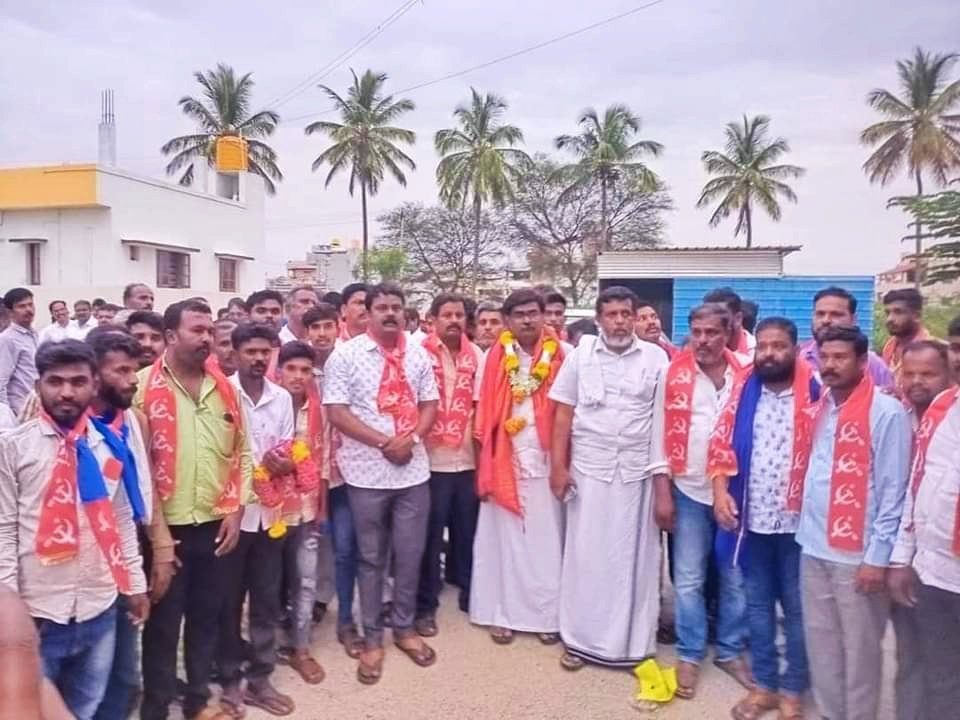 pycpim's tweet photo. Several BJP supporters from Karnataka's #Bagepally Assembly Constituency have left the party to campaign for #CPIM Candidate Comrade Dr Anil Kumar.
#VoteforCPIM #KarnatakaAssemblyElection
#Vote4CPIM https://t.co/EZxMMqhB2q
