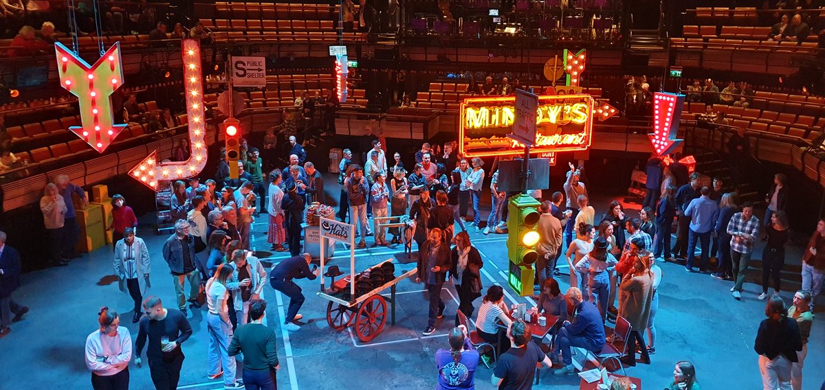 Luck be a lady tonight! 🤞🥰
#guysanddolls <a href="/_bridgetheatre/">Bridge Theatre</a>